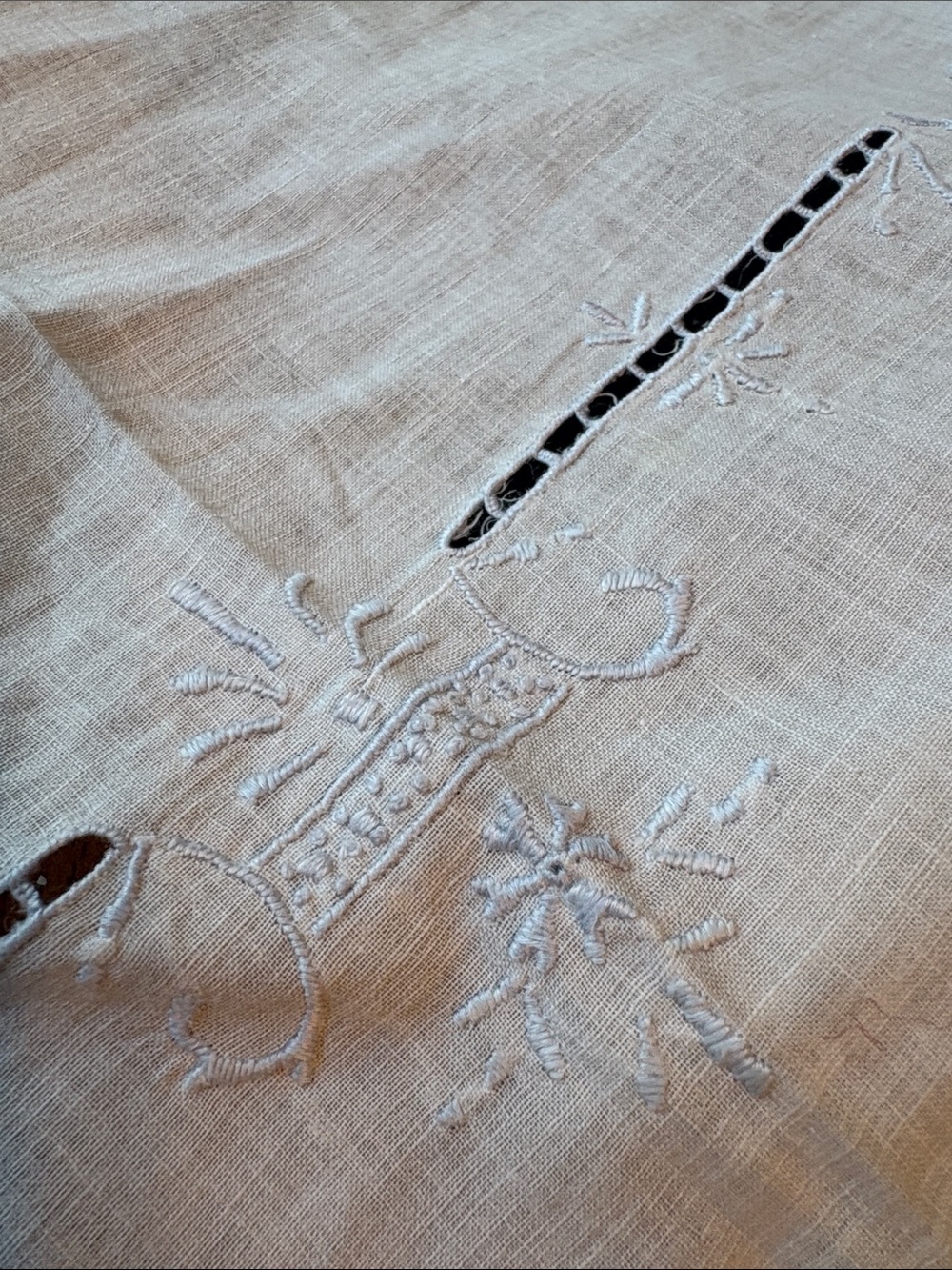 White Embroidered Linen Tablecloth with Cutwork vintage - Picture 4 of 6